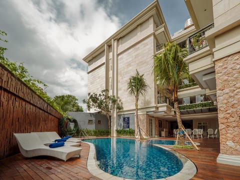 Property building, Patio, Day, Pool view, Pool view, Swimming pool, sunbed