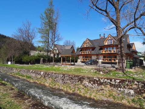 Property building, Neighbourhood