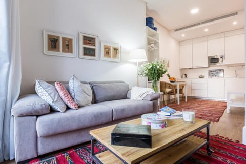 Coffee/tea facilities, Kitchen or kitchenette, Living room, Dining area