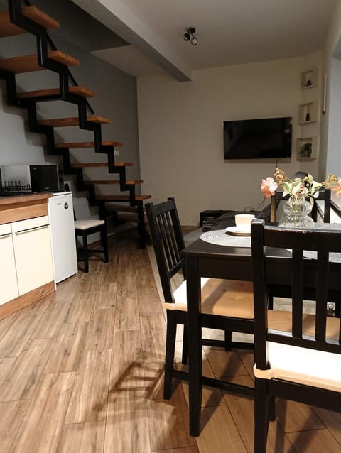 Kitchen or kitchenette, Seating area, Dining area