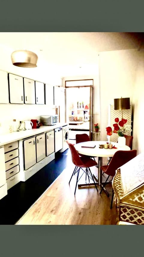 Kitchen or kitchenette, Seating area