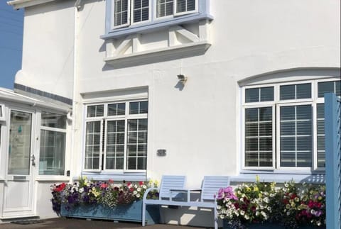 Lundy Lookout 5 minutes drive to beach Hot tub House in Westward Ho