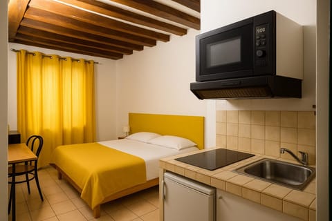 Bed, Kitchen or kitchenette, Photo of the whole room, Bedroom, oven