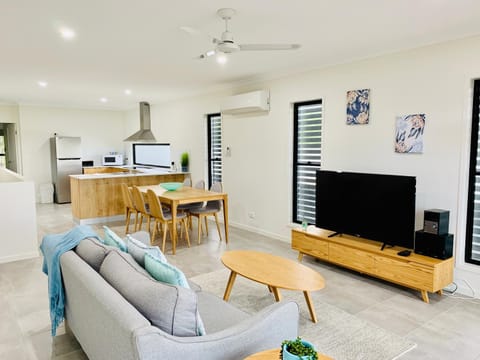 Communal lounge/ TV room, TV and multimedia, Living room, Seating area, Dining area