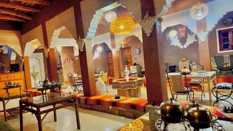 Restaurant/places to eat, Food and drinks, Seating area, Drinks