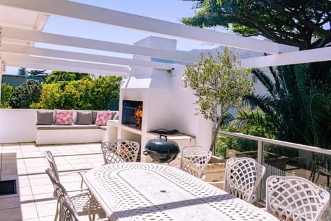 View (from property/room), Balcony/Terrace, Seating area, Dining area, Garden view
