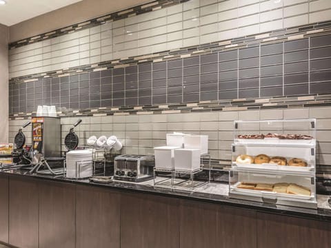 Restaurant/places to eat, Dining area, On site, Breakfast