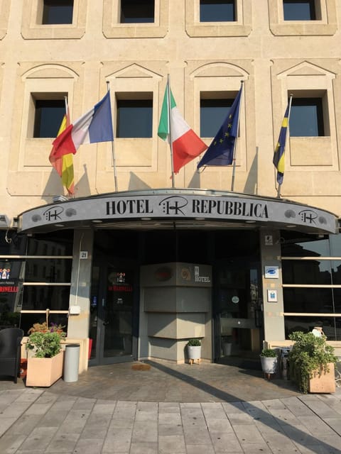 Facade/entrance, Property logo or sign