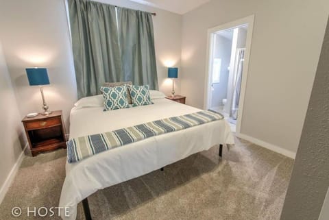 *H NEW!* Centrally Located 3BDRM Traveler`s Home Near Downtown Colorado Springs Apartment in Colorado Springs