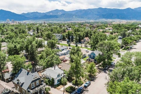 *H NEW!* Centrally Located 3BDRM Traveler`s Home Near Downtown Colorado Springs Apartment in Colorado Springs