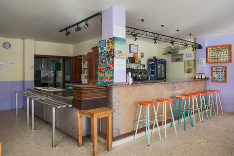 Communal lounge/ TV room, Lounge or bar, Banquet/Function facilities, Food, Alcoholic drinks, Non alcoholic drinks