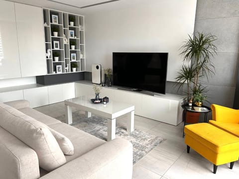 Communal lounge/ TV room, TV and multimedia, Living room, Seating area, Evening entertainment