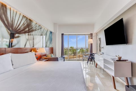 Spring, Bed, Day, Winter, Summer, TV and multimedia, View (from property/room), Balcony/Terrace, Seating area, Bedroom, Autumn