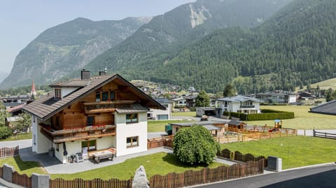 Property building, Summer, Garden