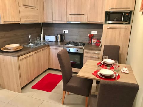 Coffee/tea facilities, Kitchen or kitchenette, Dining area, dishwasher, oven, pet friendly, stove, toaster