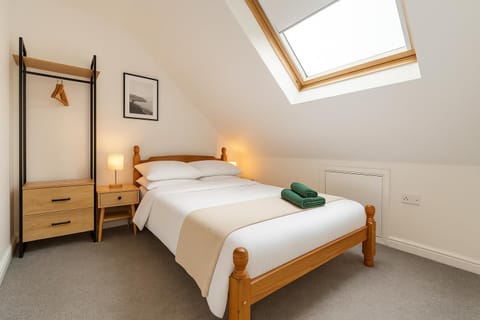 8 Person, 4 Bedroom Light, Warm & Modern Apartment Apartment in Cardiff