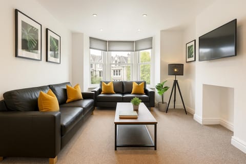 8 Person, 4 Bedroom Light, Warm & Modern Apartment Apartment in Cardiff