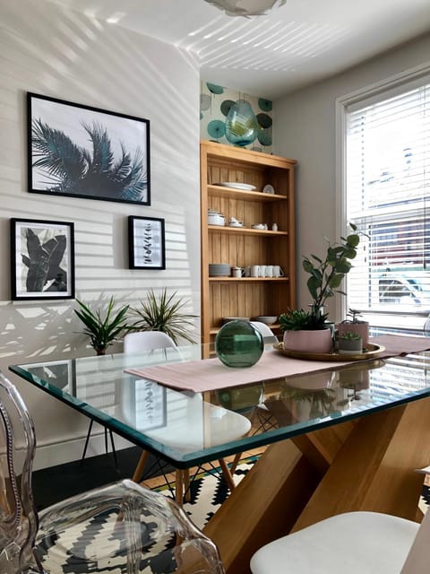 Stylish property, off street parking,pet friendly House in Bath