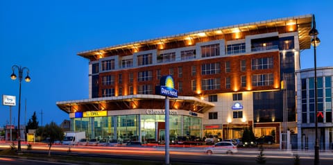 Property building, Facade/entrance, Property logo or sign, Logo/Certificate/Sign, City view, Parking