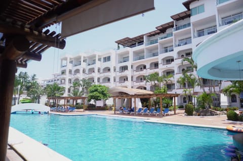 Property building, Day, Swimming pool, sunbed