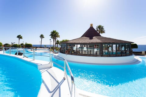 Restaurant/places to eat, Pool view, Swimming pool