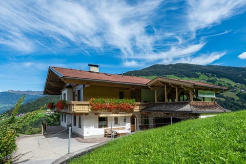 Property building, Facade/entrance, Spring, Summer, Balcony/Terrace, Autumn, Mountain view, Parking