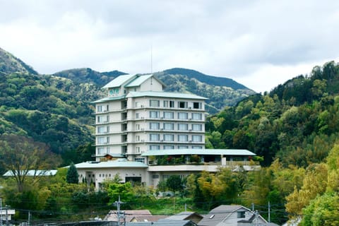 Facade/entrance, Area and facilities
