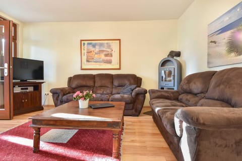 TV and multimedia, Living room, Seating area, flat iron