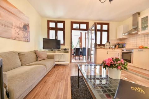 Kitchen or kitchenette, Living room, Seating area, Dining area, minibar, pet friendly, stove