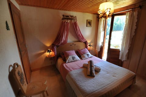 Bed, Photo of the whole room, Bedroom, Mountain view