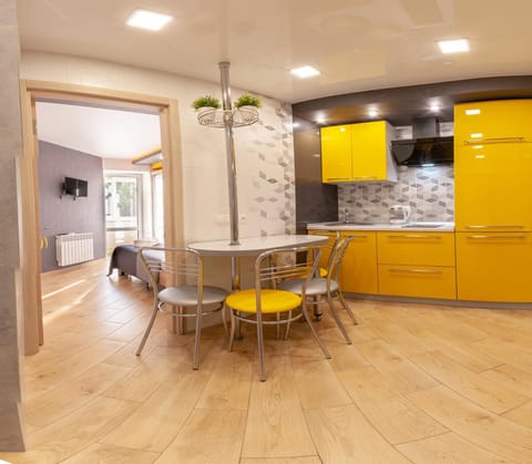 Staff, Day, People, Property logo or sign, Coffee/tea facilities, Kitchen or kitchenette, Dining area, Logo/Certificate/Sign, On site, Text overlay, Area and facilities, Certificate/Award, Family