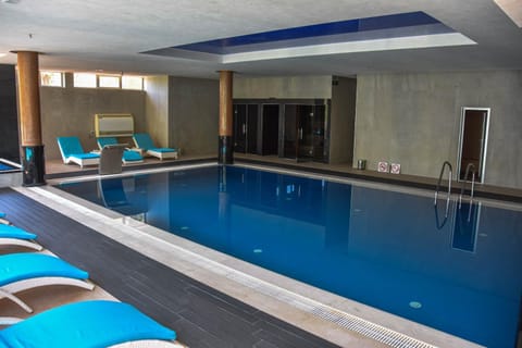 Swimming pool, sunbed