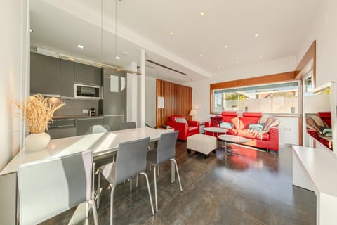 Living room, Seating area, Dining area, oven