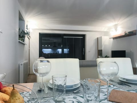 Living room, Dining area, Food, Garden view, Mountain view, Drinks