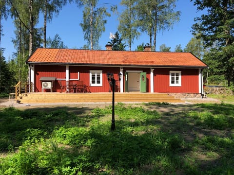 Property building, Patio, Facade/entrance, Garden