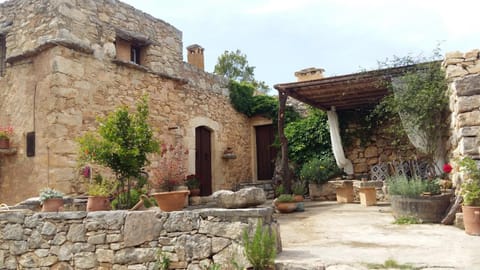 Property building, Patio, Facade/entrance, Balcony/Terrace