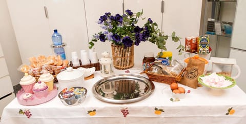 Coffee/tea facilities, Breakfast