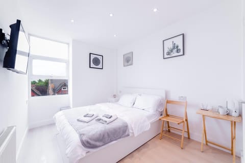 Bed, TV and multimedia, Photo of the whole room, Bedroom, towels