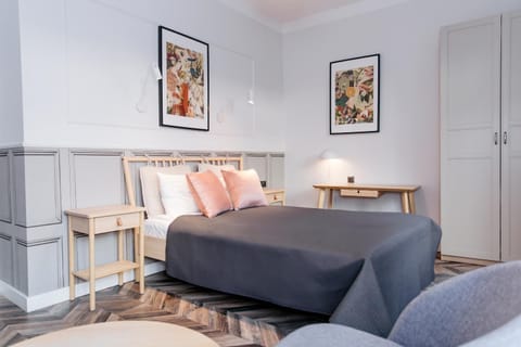 Bed, Photo of the whole room, Seating area, Bedroom