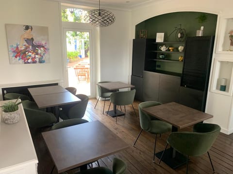 Seating area, Dining area, Breakfast