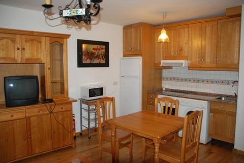 Communal lounge/ TV room, Decorative detail, Dining area, Communal kitchen