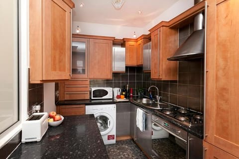 Lace Market Apartments - City Centre - 4 Beds Apartment with 2 Bathrooms and full Kitchen in George Street - close to Victoria Centre Shopping Centre - Parking for Cars & Vans from Five Pounds a Day - Sunday 1pm Check-out Apartment in Nottingham