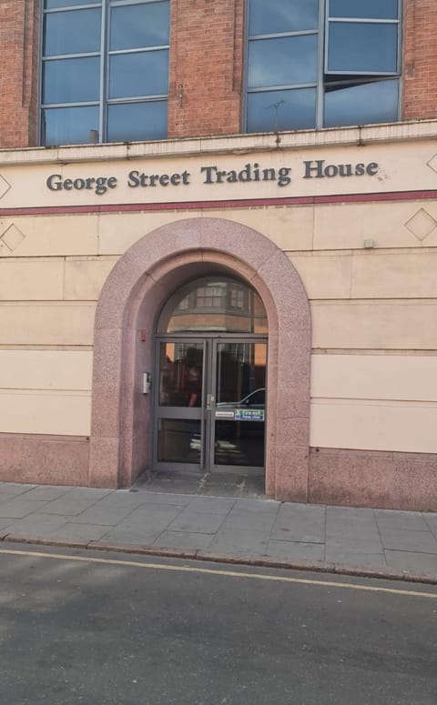 Lace Market Apartments - City Centre - 4 Beds Apartment with 2 Bathrooms and full Kitchen in George Street - close to Victoria Centre Shopping Centre - Parking for Cars & Vans from Five Pounds a Day - Sunday 1pm Check-out Apartment in Nottingham