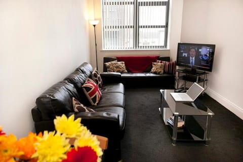 Lace Market Apartments - City Centre - 4 Beds Apartment with 2 Bathrooms and full Kitchen in George Street - close to Victoria Centre Shopping Centre - Parking for Cars & Vans from Five Pounds a Day - Sunday 1pm Check-out Apartment in Nottingham