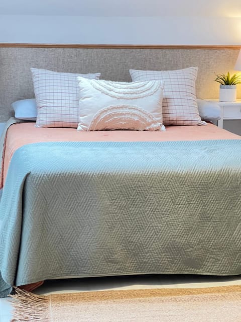 Bed, TV and multimedia, Photo of the whole room, Bedroom, wardrobe, air conditioner