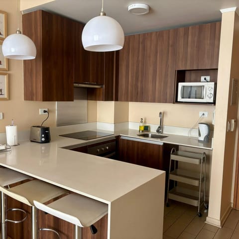 Coffee/tea facilities, Kitchen or kitchenette, oven, stove, toaster