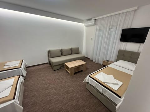 Bed, TV and multimedia, Photo of the whole room, Seating area, Bedroom