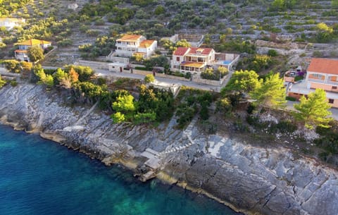 Neighbourhood, Beach