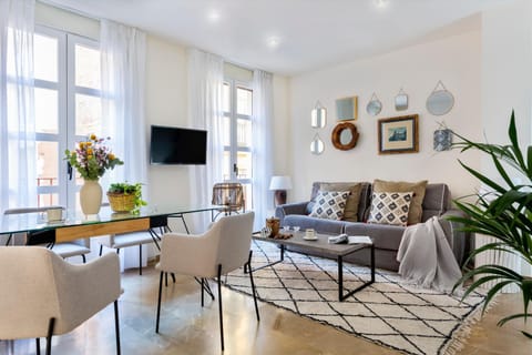 TV and multimedia, Living room, Seating area, Dining area