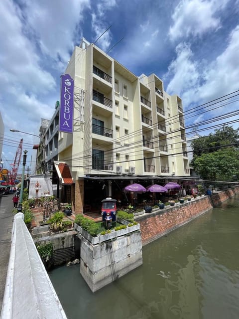 Property building, Restaurant/places to eat, Breakfast